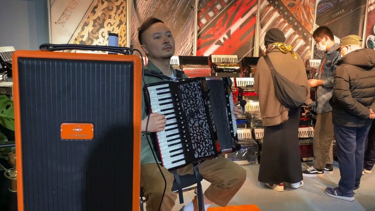 Q2/AT-5 Wireless Accordion Microphone