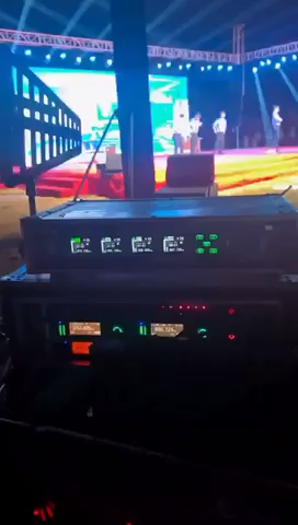 X4 4 Channel Wireless Microphone System for Stage